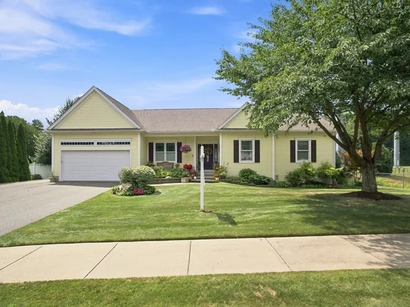 135 Lancaster Dr, Agawam, MA 01001