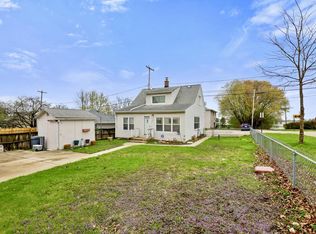 3576 S 32nd St, Greenfield, WI 53221