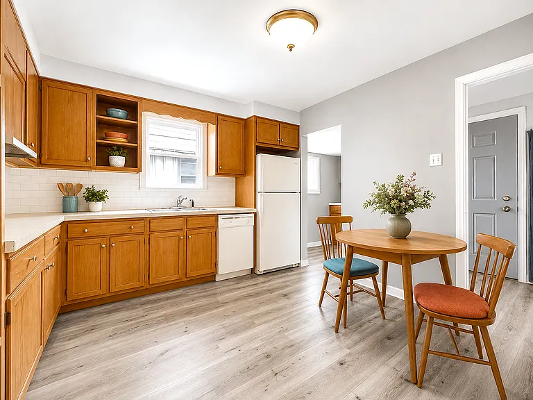 1058 S Sheffield Ave — Photo 4