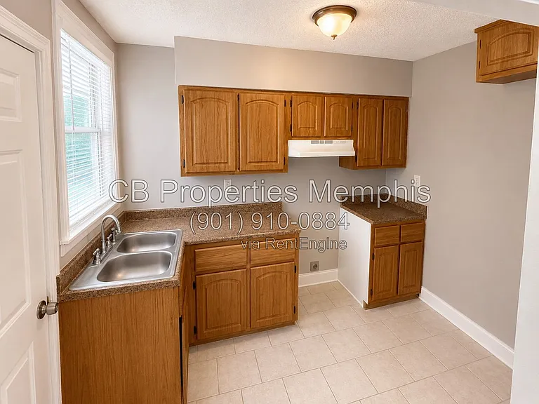 1018 McEvers Cir — Photo 2