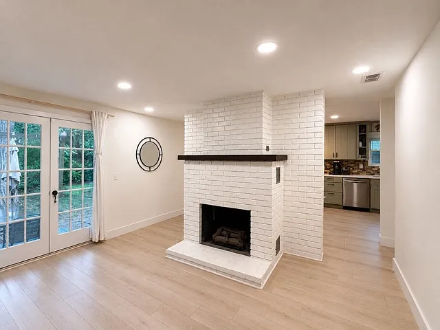 2372 Lakewood Dr NW — Photo 4