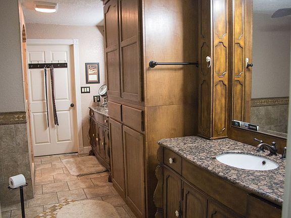 MASTER SUITE BATHROOM