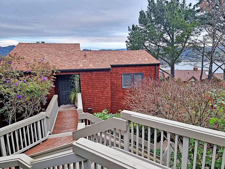 464 Headlands Ct — Photo 2