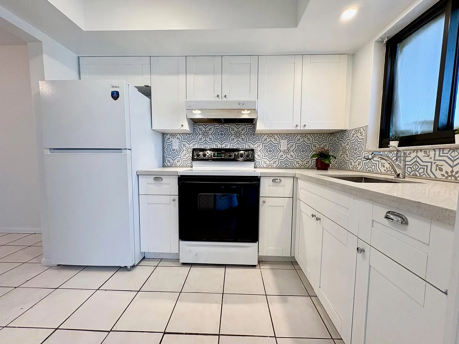 305 SE 9th Ave — Photo 4