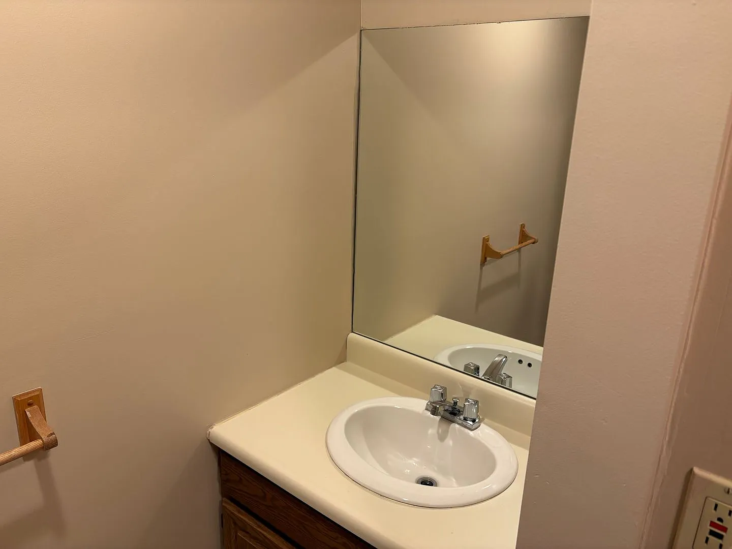 Large 1 Bedroom apartment — Photo 3
