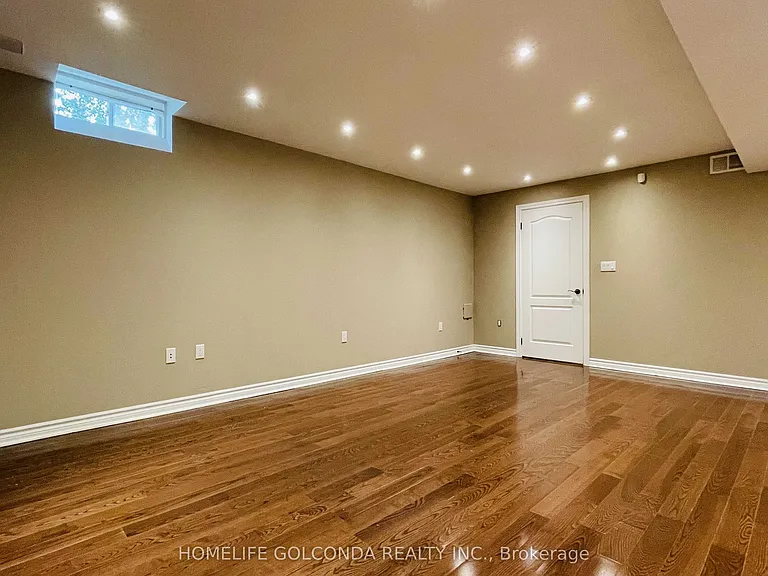 110 A Bond Cres #LOWER — Photo 14