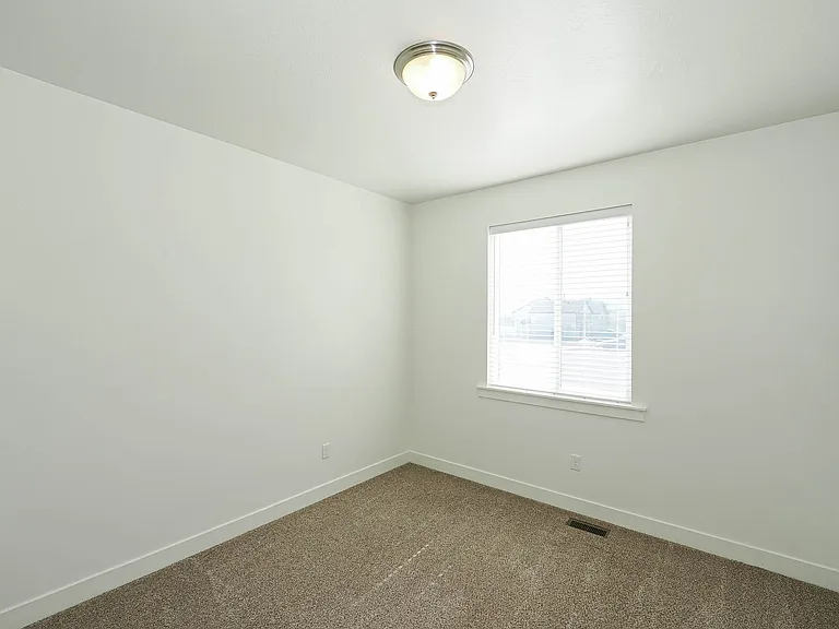 546 W 1730 N — Photo 21