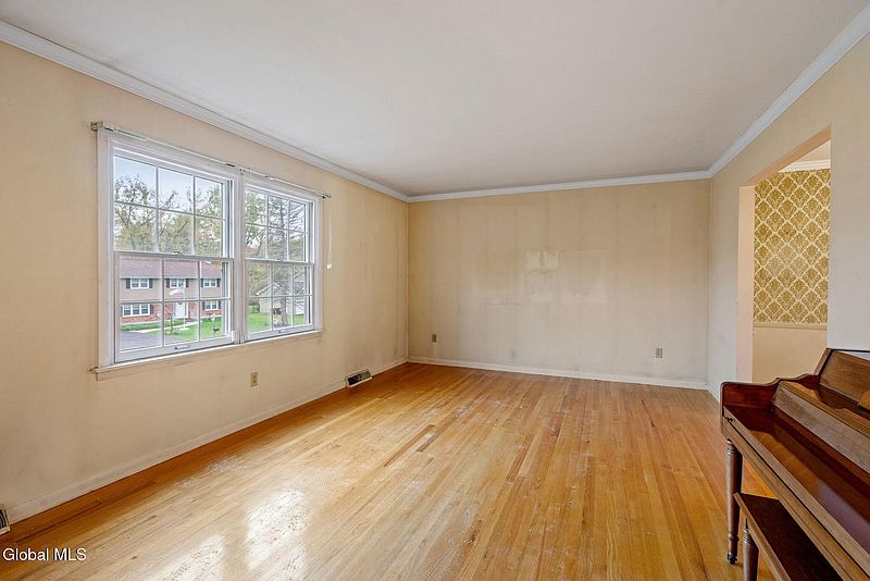 5th image of 32 Schalren Drive