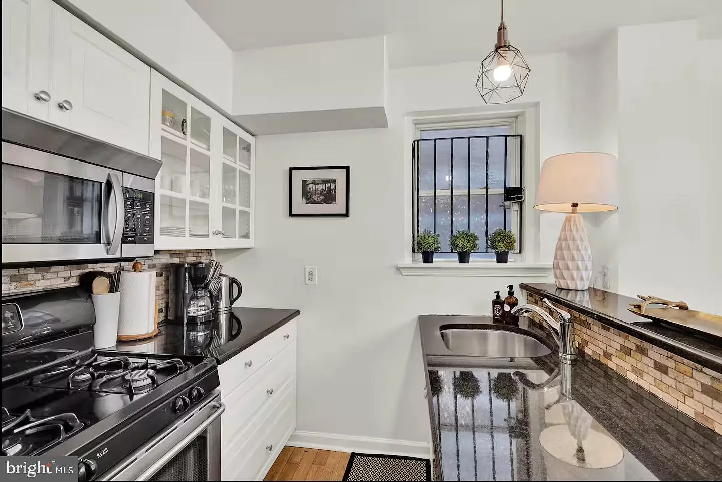 2 bed, 800 sqft, $1,975 — Photo 3