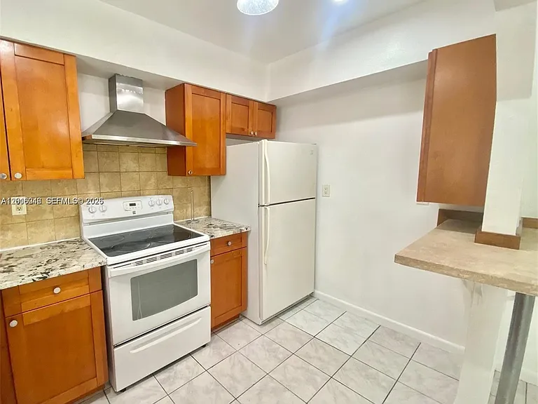 2345 Douglas St — Photo 13