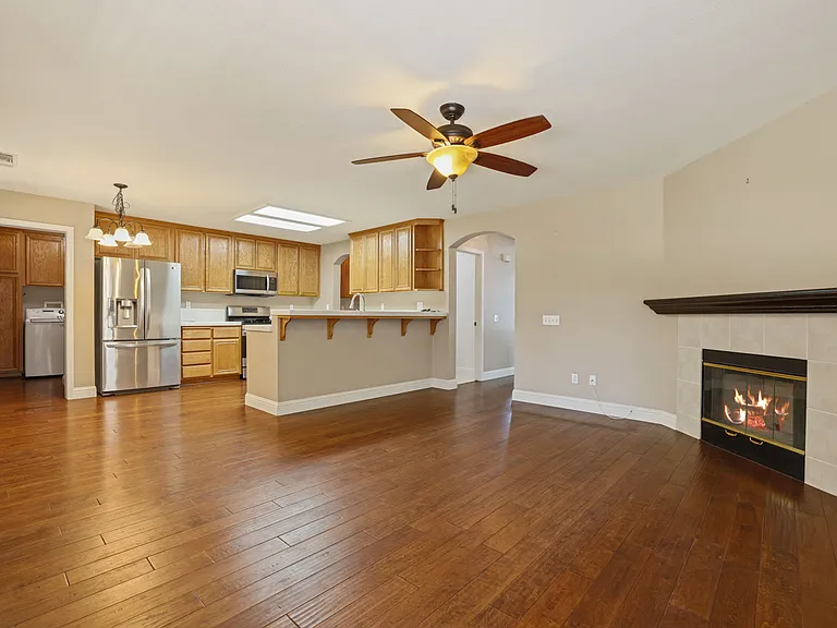 642 W Springer Dr — Photo 4