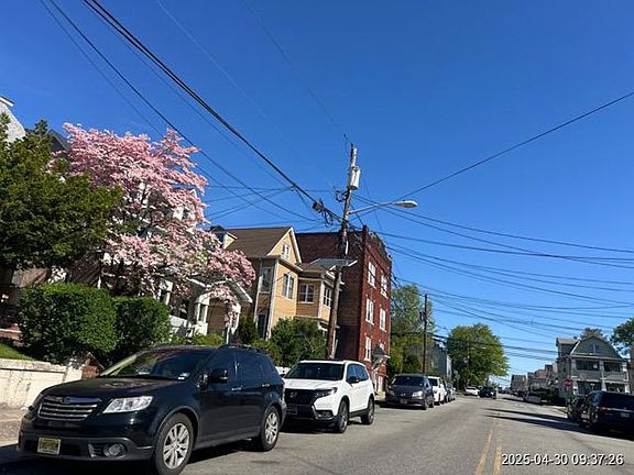 Exterior Neighborhood (street photo)