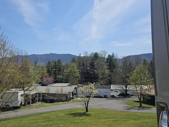 440 Mountain Thrush Dr, Townsend, TN 37882