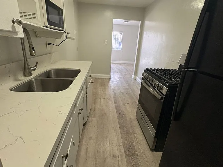 943 E 108th St #5 — Photo 3
