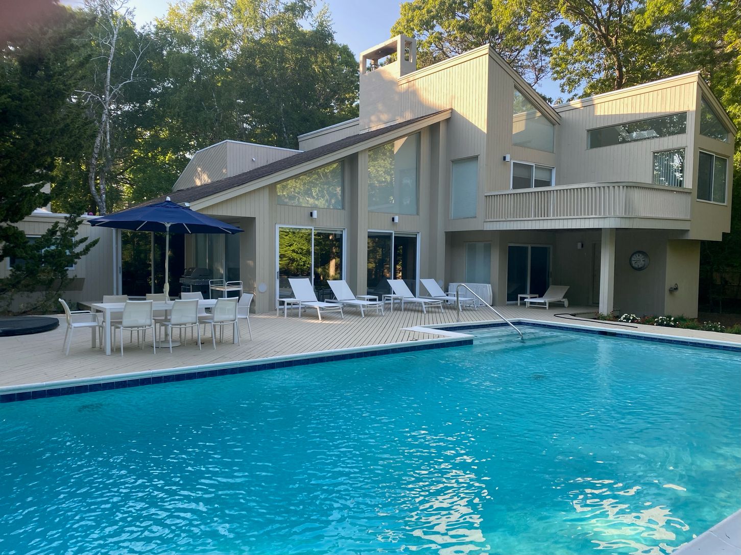  Classic Modern Home with Huge Pool, Hot tub, sports court on lushly landscaped for privacy