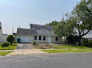 42 Indian Red Rd, Levittown, PA 19057