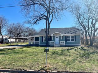 206 E Locust St, Nocona, TX 76255