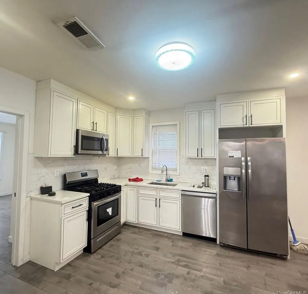 3 bed, 2.0 bath, 1200 sqft, $2,900 — Photo 3