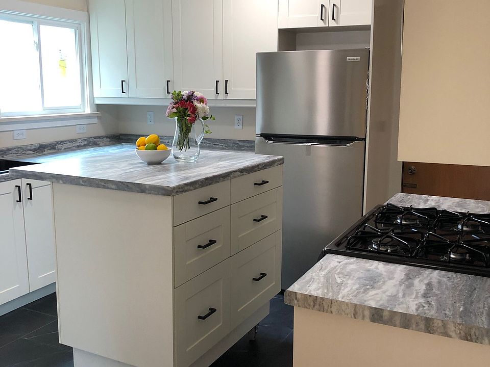 Kitchen with moveable island in the center