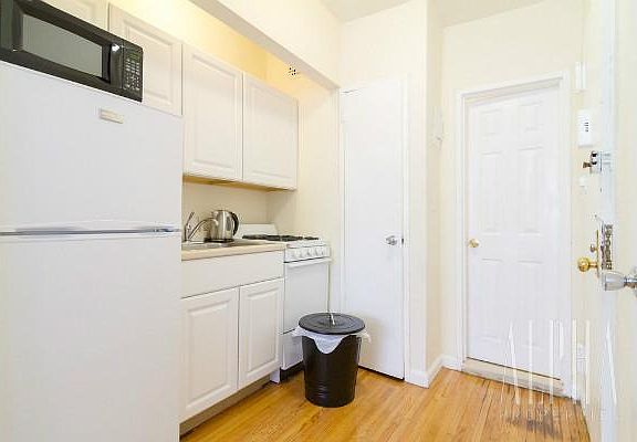 4th image of 338 E 14th St APT 4B
