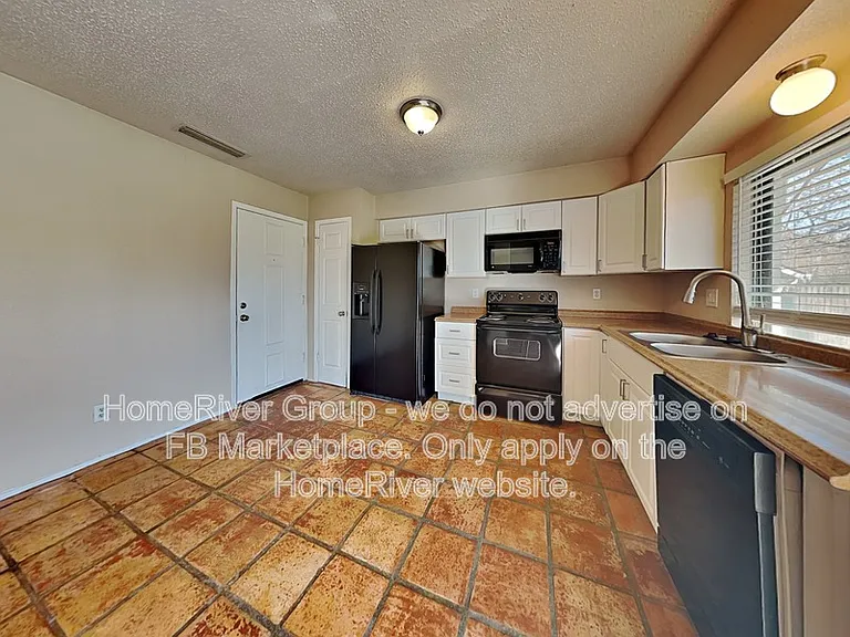1402 Fair Oaks Blvd — Photo 6