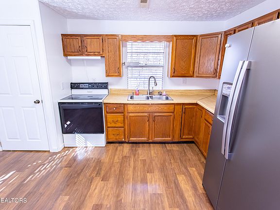 5th image of 262 Woody Ln