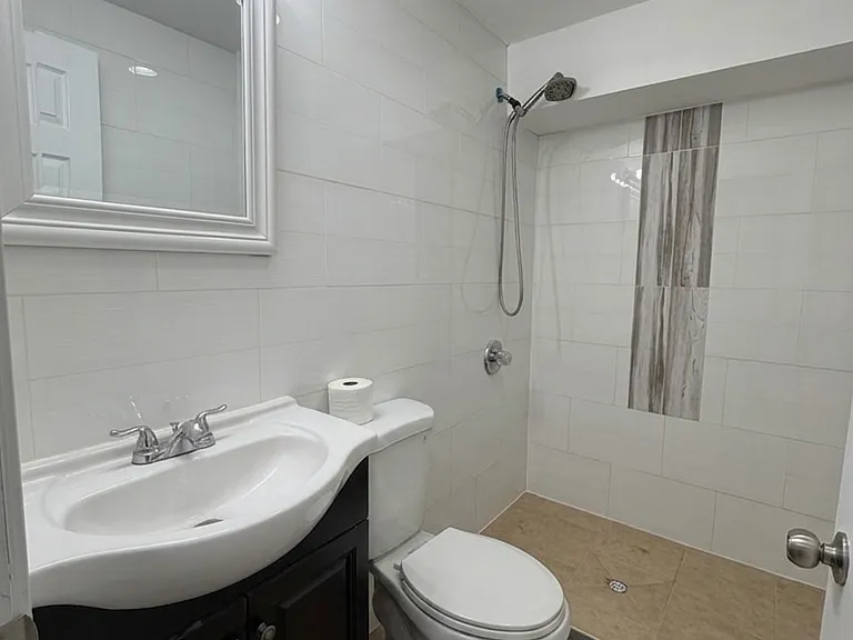 819 Hollywood Ave #1B — Photo 3