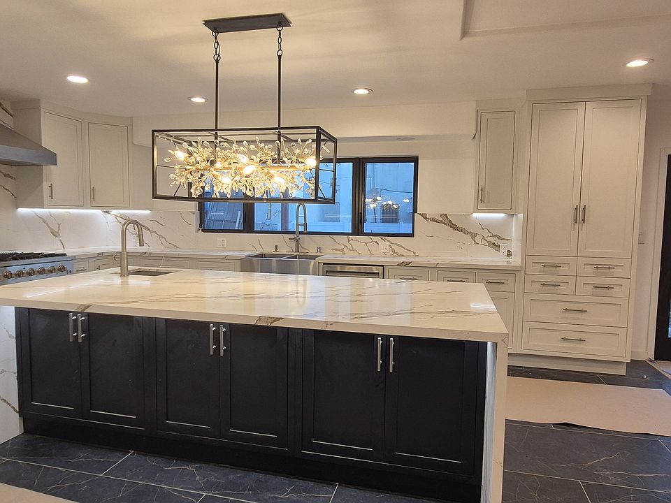Gorgeous chef's kitchen with center island