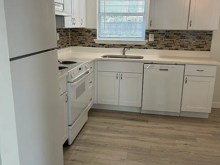 1005 Pinetree Rd — Photo 4