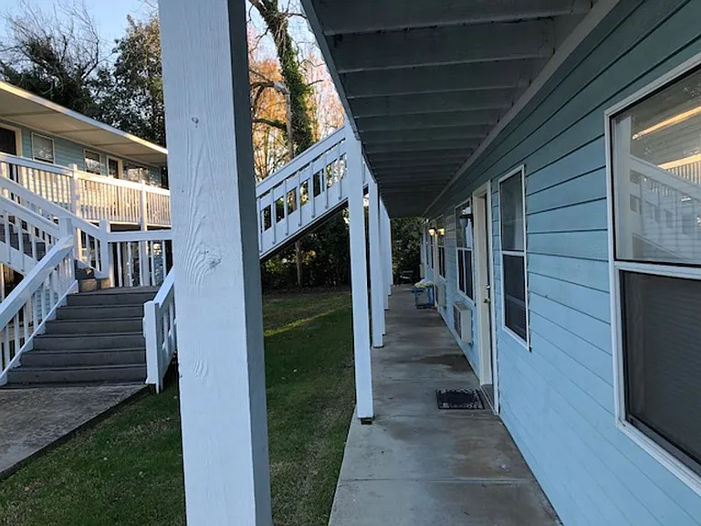 213 Hampton Ave — Photo 2