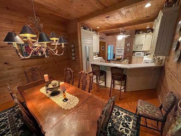 Dining Room flowing connected to kitchen
