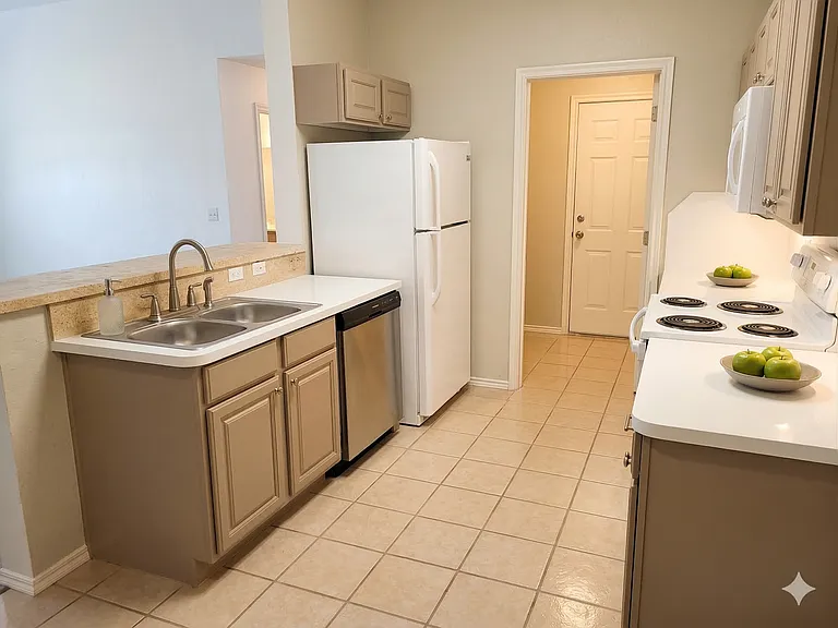 1217 Eastgate Dr — Photo 2