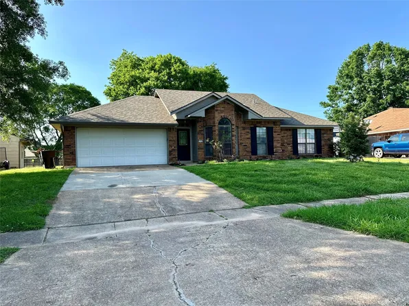 5703 Golden Meadows Dr, Bossier City, LA 71112