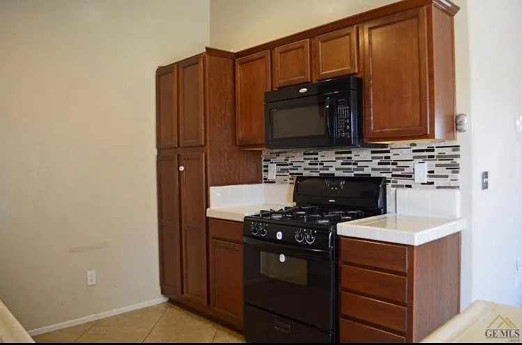 9415 Sleepy Hollow Ln — Photo 6