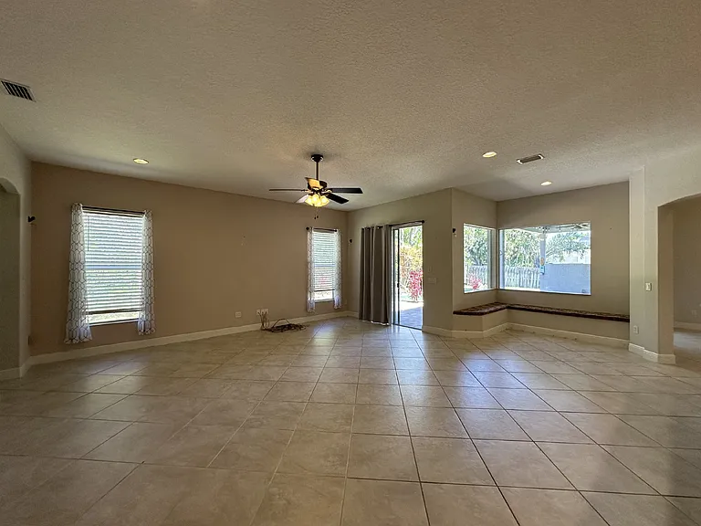 130 Oyster Pl — Photo 8