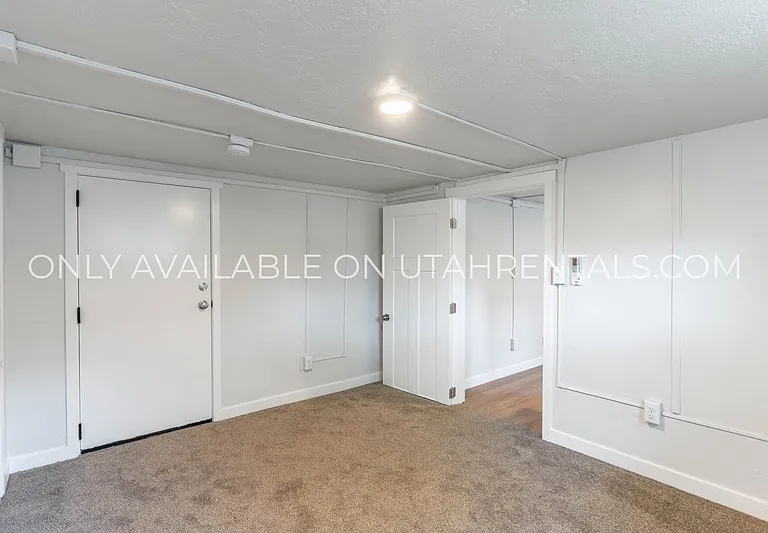 233 W 400 N — Photo 8
