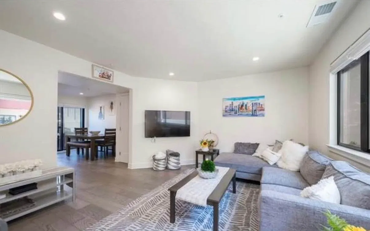 2 bed, 1028 sqft, $2,800 — Photo 3