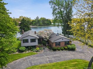 649 Drahner Cir, Oxford, MI