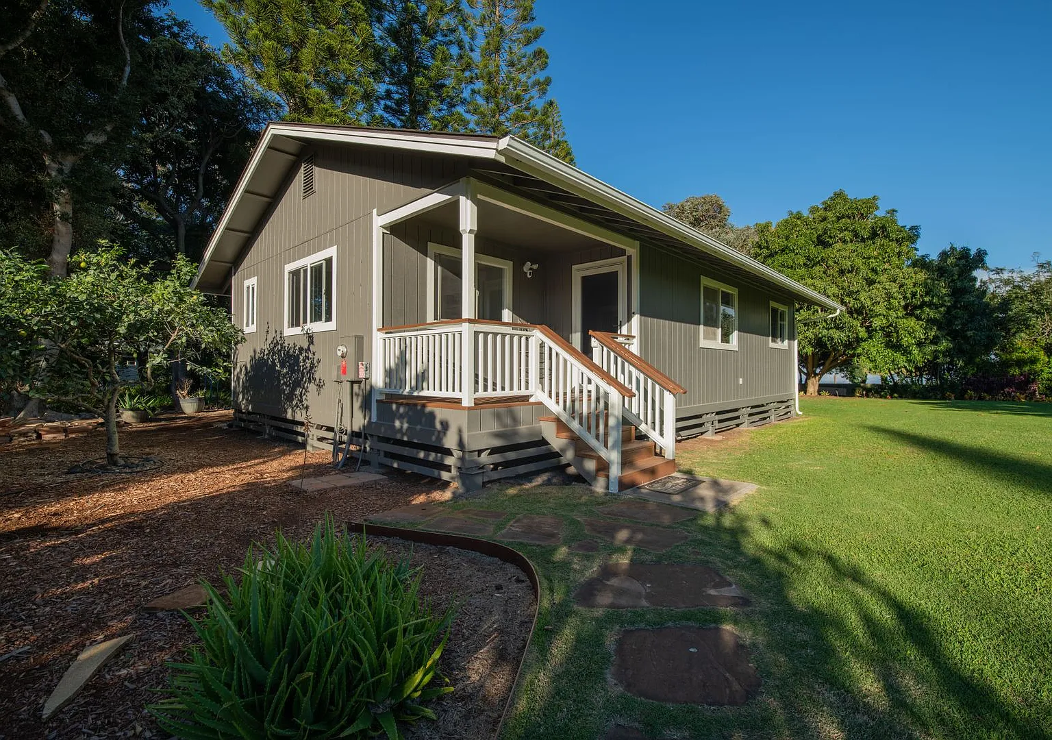 Furnished 3 bd. 2 ba. Makawao cottage on gated estate. — Photo 1