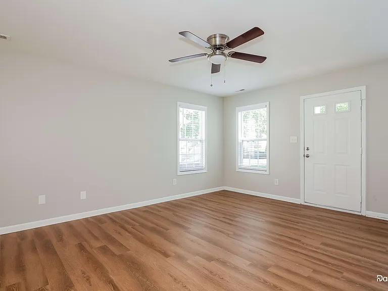 10409 Hugue Way — Photo 7