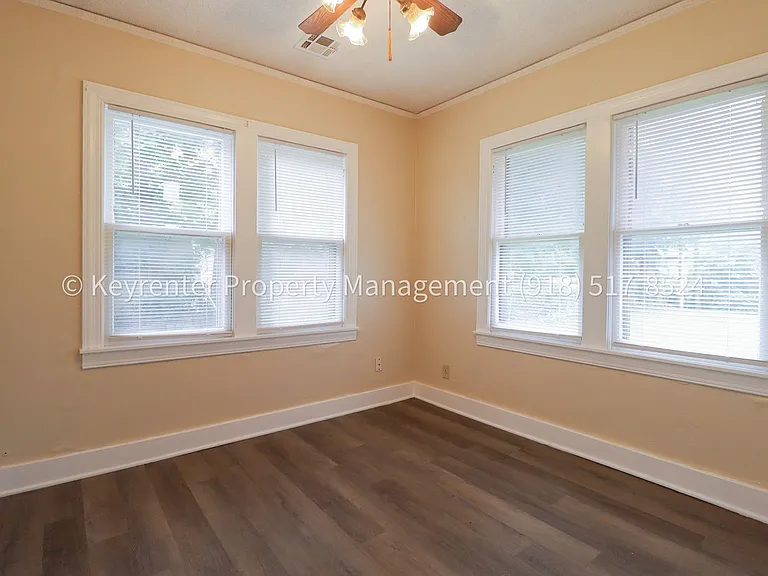 1928 N Columbia Pl — Photo 11