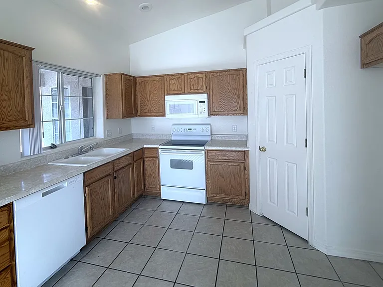 1748 Club Ave — Photo 5