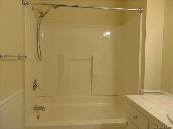 5th image of 404 E Park Ave