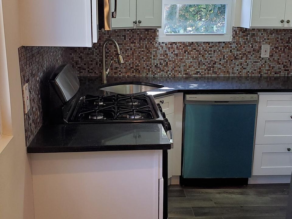 1st image of 222A Edwards Pl Floor 2