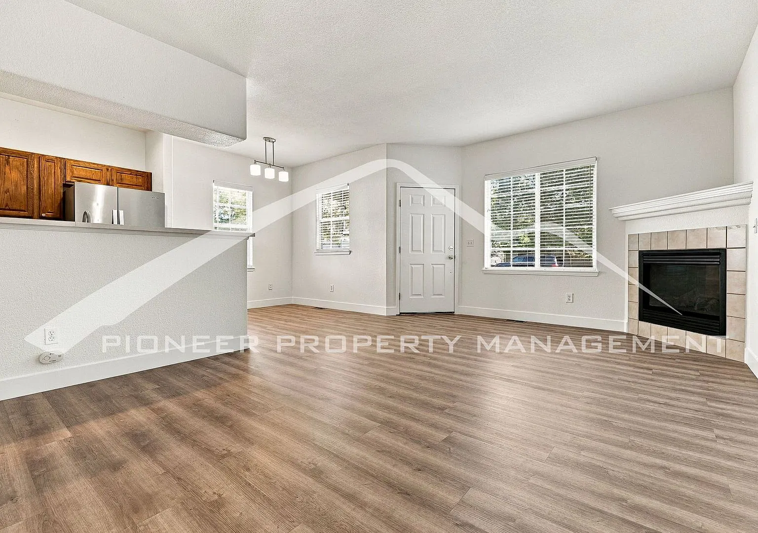 Spacious Townhouse with Gas Fireplace and 2-Car Garage! — Photo 3