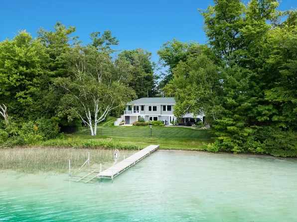 12446 SW Bayshore Dr, Traverse City, MI 49684