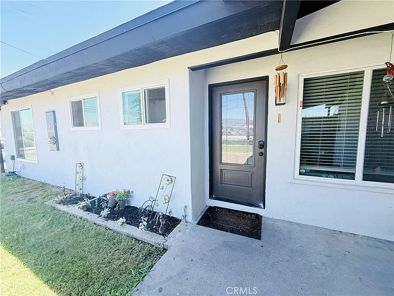 657 E King St — Photo 2