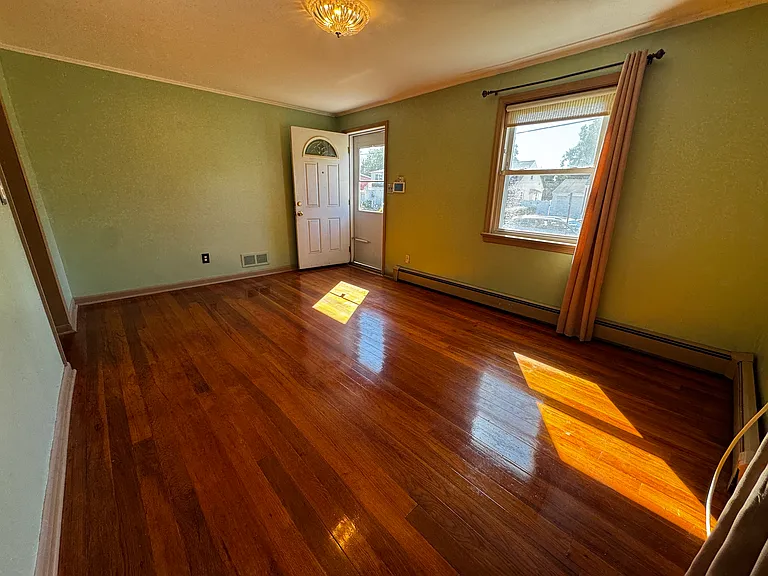 576 Uncas Ave — Photo 3