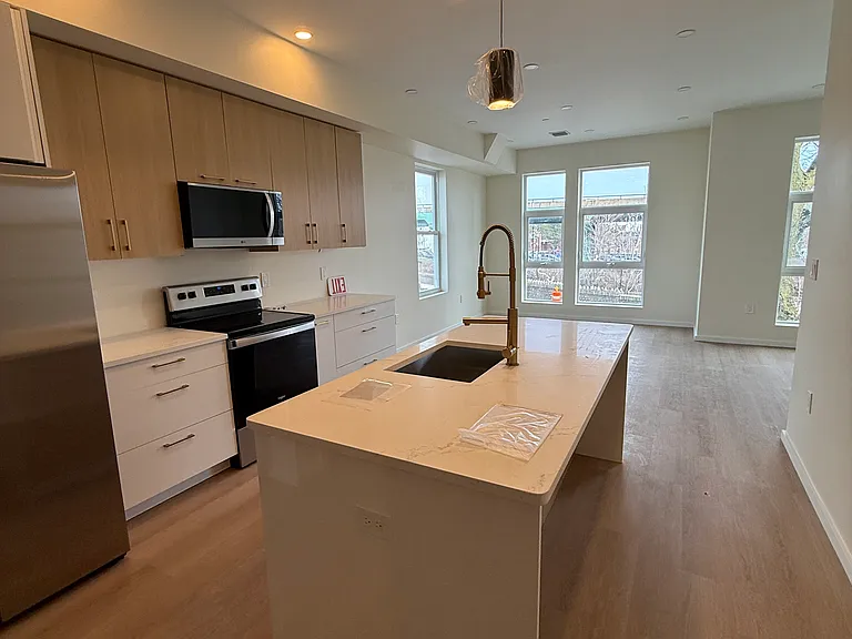 546 Saratoga St #2 — Photo 10
