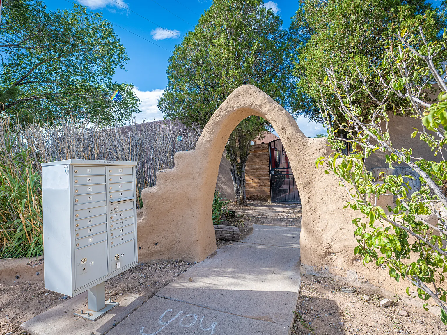 Beautifully Updated UNM 1 Bedroom Fully Loaded with Yard & Garage — Photo 4